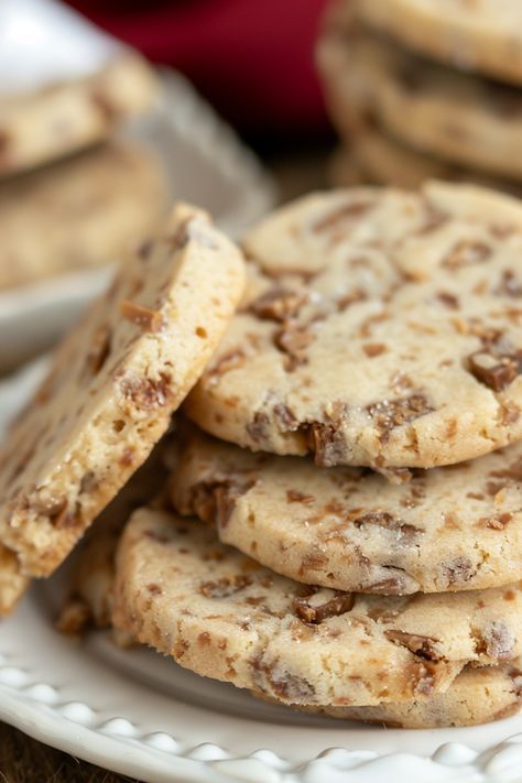 Toffee Butter Icebox Cookies, Cookies With Score Bits, Icebox Cookies Recipes Christmas, Icebox Cookies Christmas, Christmas Icebox Cookies, Icebox Cookies Old Fashioned, Cookies With Heath Toffee Bits, Heath Toffee Bits Recipes, Make Ahead Christmas Cookies