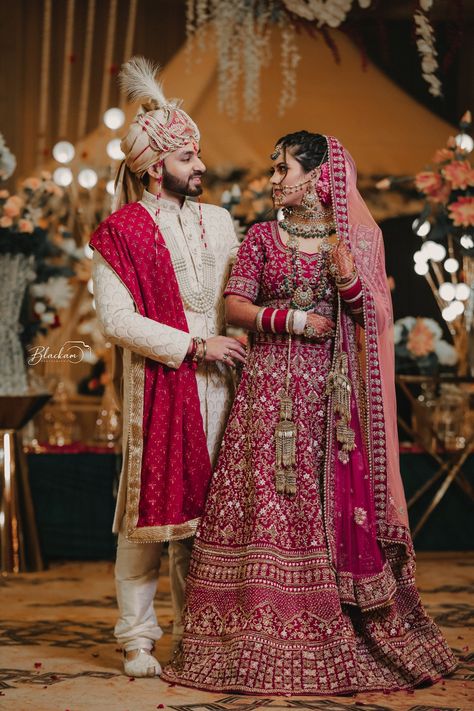 Couple Wedding Dress Indian Hindu, New Dulhan Pose, विवाह की दुल्हन, Bride Groom Photoshoot, Dulha Dulhan, Indian Bride Poses, Indian Bride Photography Poses, Wedding Kurta For Men, Indian Wedding Poses