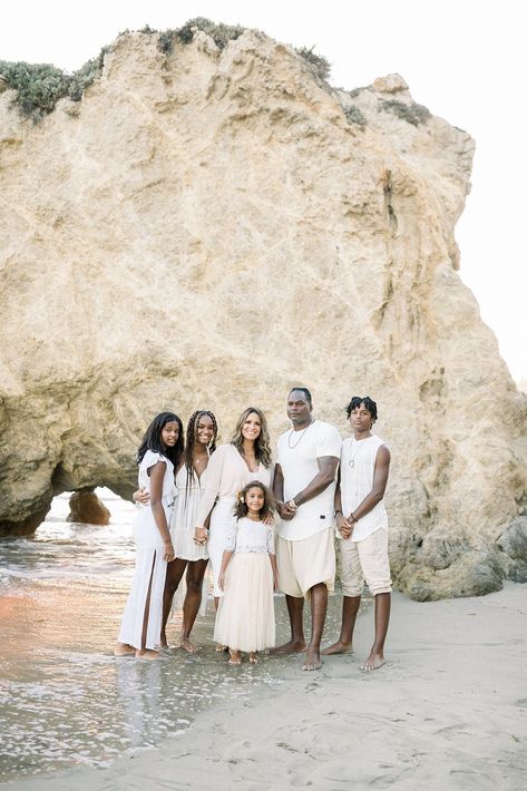 The top three family photoshoot locations in Los Angeles. Add these to your family photoshoot location bucketlist. Celebrity Family Photos, Los Angeles Family Photoshoot, Family Photoshoot Beach, Outdoor Family Portraits, Matador Beach, Three Family, El Matador Beach, Rock Family, Los Angeles Beaches