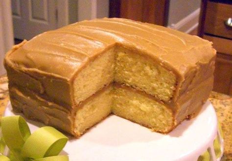 Southern Praline Cake, Southern Caramel Cake, Praline Cake, Caramel Cake Recipe, Hp Sauce, Caramel Icing, Caramel Cake, Classic Cake, Dessert Buffet