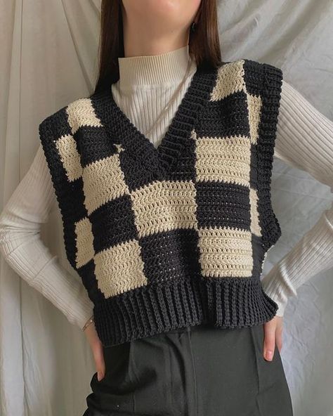 Crochet Vest Outfit, Crochet Vest Pattern Free, Crochet Blouse Pattern, Crochet Sweater Design, Crochet Sweater Vest, Vest Pattern Free, Mode Crochet, Crochet Vest Pattern, Crochet Design Pattern