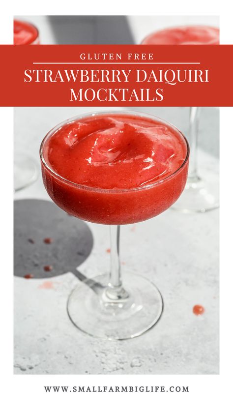 Strawberry Mocktail Recipe, Strawberry Drink Recipes, Strawberry Daiquiri Recipe, Strawberry Simple Syrup, Daiquiri Recipe, Frozen Drink, Banana Drinks, Strawberry Drinks, Perfect Summer Drink