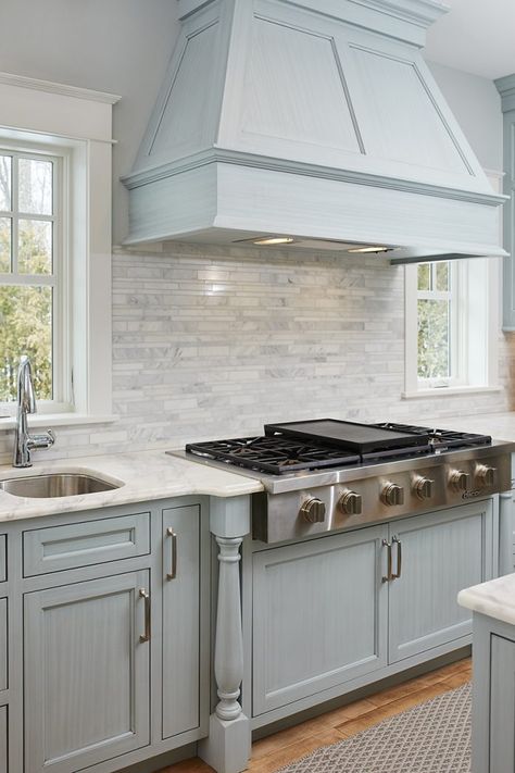 Michigan Lake House, Backsplash Stone, Cottage Style Decorating, Lakehouse Kitchen, Villa Decor, Michigan Cottage, Countertops White, Lake House Interior, Inset Cabinets