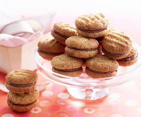 Settle back with a chewy, chocolatey biscuit treat with these delicious Kingston cookies - better than the original if we do say so ourselves. Kingston Biscuits, White Chocolate Macadamia Cookies, Homemade Shortbread, Picnic Desserts, Coconut Biscuits, Aussie Food, Anzac Biscuits, Cream Biscuits, Tea Biscuits