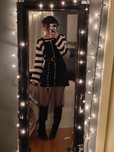 Cute Goth Fall Outfits, Alternative College Outfits, Christmas Alternative Outfit, Alt Outfit Inspo Fem, Goth New Years Outfit, Punk Professional Outfits, Alt Christmas Outfits, Alt Dress Outfits, Soft Grunge Outfits Winter