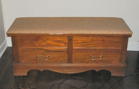 Cedar Hope Chest Makeover - Little Vintage Cottage Refinished Hope Chest Ideas, Refinished Hope Chest, Painted Hope Chest Ideas, Cedar Chest Makeover Diy, Refinish Hope Chest, Refinished Cedar Chest Ideas, Cedar Chest Makeover, Hope Chest Makeover, Cedar Hope Chest