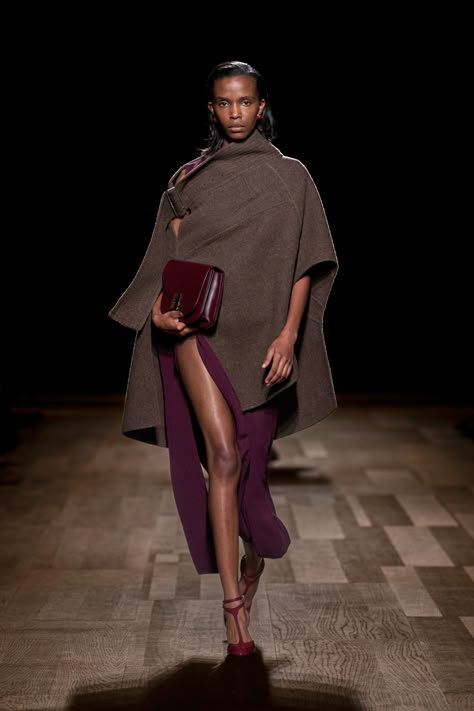 Ferragamo Fall 2024 Ready-to-Wear https://www.vogue.com/fashion-shows/fall-2024-ready-to-wear/salvatore-ferragamo/slideshow/collection#21 Fashion Forecasting, Woman Suit Fashion, Couture Mode, Winter Stil, Stil Inspiration, Autumn Dress, Spring Fashion Trends, Mode Inspo, Fashion Weeks