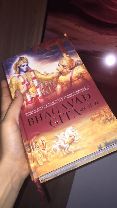 Bhagwat Gita Book Images, Bhagwat Geeta Aesthetic, Reading Bhagwat Geeta, Bhagavad Gita Book Photography, Gita Book Photo, Gita Aesthetic, Drink Boy Pic, Hands With Drip In Hospital, Bhagvad Geeta