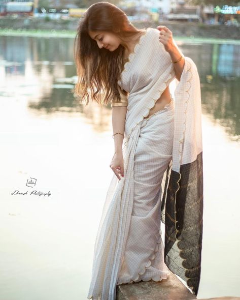 Elegant Sarees, Saree Poses, Indian Fashion Saree, Indian Photoshoot, Saree Photoshoot, Stylish Photo Pose, Saree Models, Photo Pose Style, Saree Trends