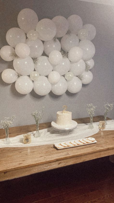 Daisy Balloon Backdrop White Balloon Backdrop, Christmas Song Trivia, Birthday Baby Girl, Simple Birthday Party, Baby Blessing, Diy Birthday Decorations, Balloon Backdrop, White Balloons, Birthday Backdrop