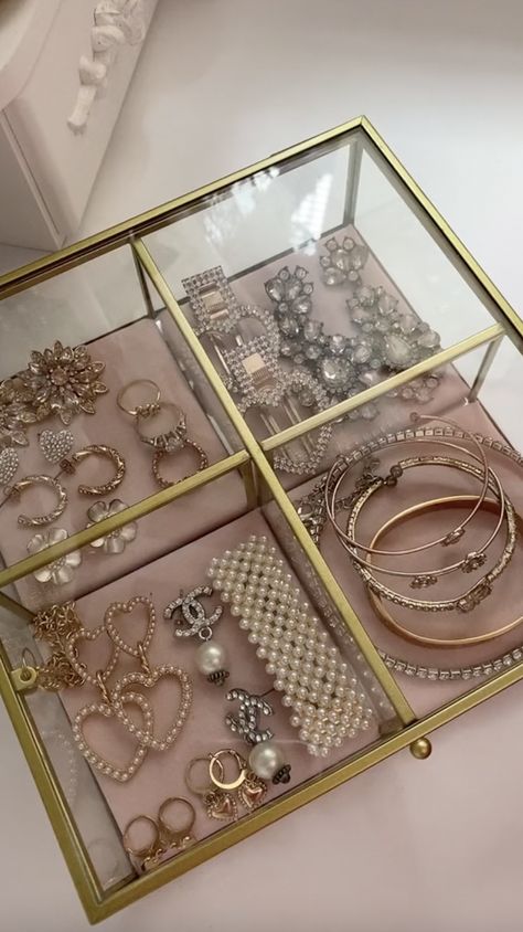 Jewlwey Organizer Aesthetic, Y2k Gifts Ideas, Gold Jewelry Holder, Jewerly Organizer Ideas, Jewelry Organizer Aesthetic, Jewelry Organizer Ideas, Beauty Room Vanity, Jewerly Organizer, Thrifted Decor