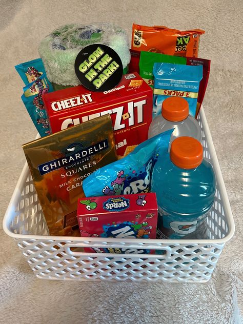 Senior Boyfriend Gifts, Senior Day Baskets, Football Game Basket Ideas, Senior Night Gifts For Boyfriend, Senior Night Basket Ideas Football, Football Camp Basket, Cute Boyfriend Basket Ideas, Boyfriend Senior Night Gift, Homecoming Baskets Football