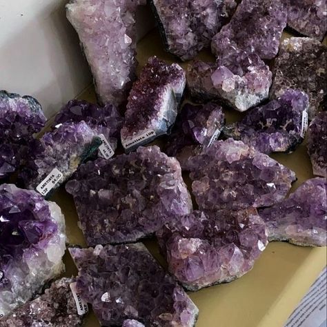 Vintage Lavender Aesthetic, Lavender Grunge, Mal Aesthetic, Purple Grunge, Geode Decor, Princess And The Pauper, Pixie Hollow, Purple Vibe, Raven Queen