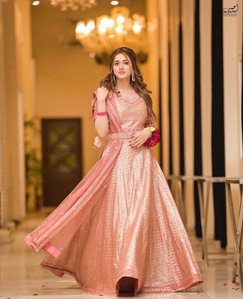 Party wear dresses ideas Jannat Mirza, Pakistani Formal Dresses, Long Gown Design, Urdu Novel, Crochet Cable, Indian Bridal Hairstyles, Royal Dresses, Sweater Crochet, Beautiful Pics