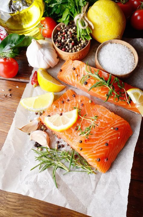 Best Muscle Building Foods, Raw Salmon, Muscle Building Foods, Cholesterol Lowering Foods, Muscle Food, Läcker Mat, Fatty Fish, Cooking Salmon, Idee Pasto Sano