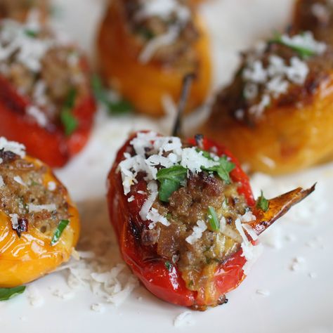 Italian Sausage Stuffed Mini-Peppers Stuffed Peppers Rice, Sausage Stuffed Mini Peppers, Stuffed Peppers Appetizer, Appetizer Sausage, Mini Peppers Recipes, Sweet Pepper Recipes, Sausage Appetizers, Fennel Soup, Makanan Italia