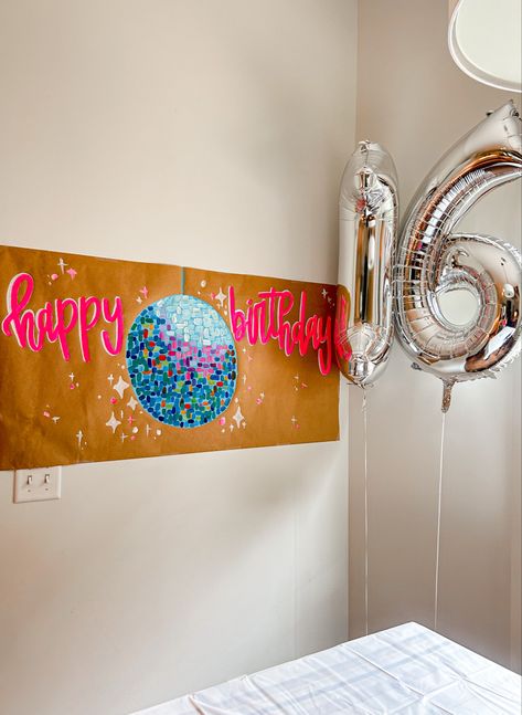 Brown Paper Sign Party Ideas, College Banners Ideas, 21st Birthday Banner Diy, 21st Brown Paper Sign, Birthday Poster Ideas, Painted Banner School, Birthday Signs Diy Poster, Sweet 16 Banner Ideas, Party Banner Ideas