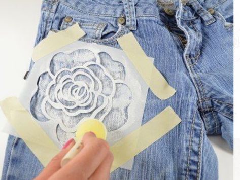 Artisanats Denim, Jean Diy, Jaket Denim, Haine Diy, Denim Art, Diy Vetement, Denim Ideas, Painted Jeans, Floral Jeans