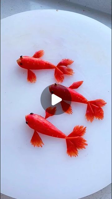 Guoguo To on Instagram: "Very simple vegetable decoration" Decorating With Vegetables, Vegetable Decorations Ideas Veggies, Animal Fruit Tray, Apple Food Art, Vegetable Garnish, Salad Decoration, Vegetable Crafts, Vegetable Animals, Food Garnish