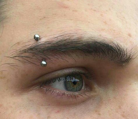 Eyebrow Piercing Men, Piercing Placement, Piercing Bouche, Piercing Eyebrow, Men's Piercings, Face Piercings, Cool Piercings, Facial Piercings, Cute Piercings