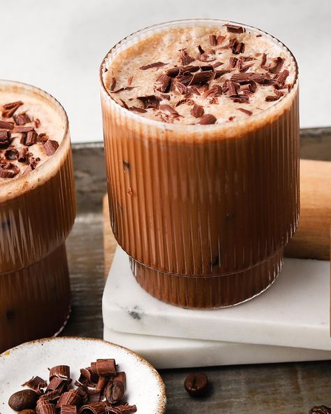 Mocha Iced Coffee Mocha Iced Coffee, Iced Mocha, Coffee Ice, Mocha Coffee, Beautiful Food Photography, Breakfast Drink, Brewed Coffee, Coffee Tasting, Chocolate Shavings