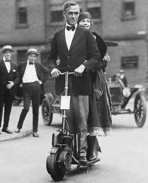 The 1915 Autoped Motorized Scooter – The World's First Powered Production Scooter Rare Historical Photos, 캐릭터 드로잉, Motor Scooters, Cool Motorcycles, Foto Vintage, Negroni, Vintage Life, Vintage Motorcycles, Stonehenge