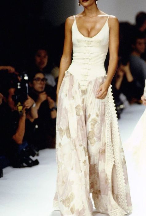 ✧༺༻∞ on Twitter: "Valentino 1994… " Helena Christiansen, Chifon Dress, Valentino Runway, Runway Gowns, 90s Runway Fashion, Runway Fashion Couture, Vintage Runway, Valentino Couture, Helena Christensen