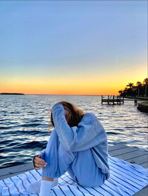 summer sunrise florida fl dock sea ocean beach day fun sweatshirt sweatpants brandy melville towel palm trees obx piter banks Cold Lake Aesthetic, Dock Picture Ideas, Dock Photo Ideas, Beach Dock Pictures, Cottage Photo Ideas, Lake Dock Pictures, Dock Poses, Dock Pictures Instagram, Cottage Photoshoot