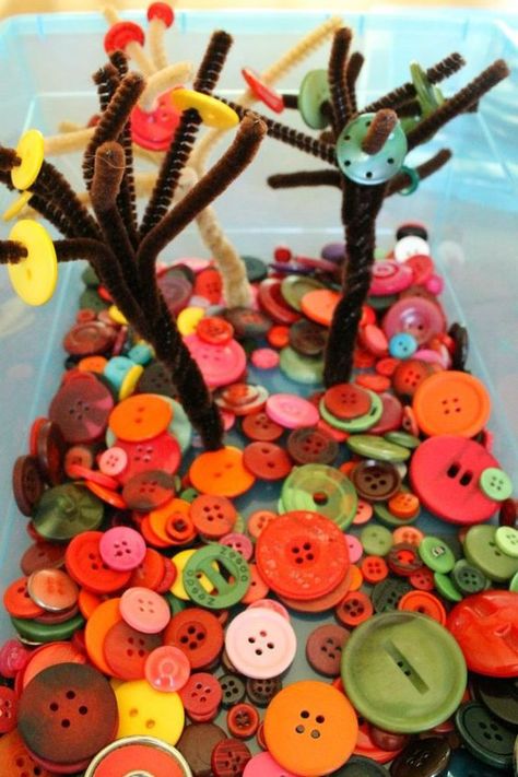 These fall button tree quiet boxes are great for preschoolers. Perfect for counting, sorting, and strengthening fine motor skills too! People Craft, Maluchy Montessori, Quiet Time Activities, Tree Study, Preschool Fine Motor, Creative Curriculum, Fall Preschool, Sensory Table, E Mc2