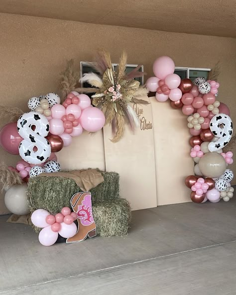 Rose Gold And Cow Print Birthday, Cowgirl Backdrop Western Theme, Boho Cowgirl Party Decor, Cowgirl Theme Party Ideas, Pink And Brown Western Party, 30th Birthday Cowgirl Western Theme, Cowgirl Party Table Decor, Boho Cowgirl Party, Cowgirl Themed Birthday Party 21