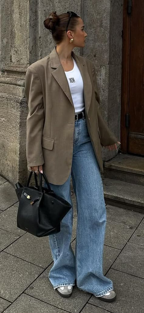 Street Style 2024 Spring Khaki Blazer Outfit Women, Khaki Blazer Outfit, Back To Work Outfits, 90s Tomboy, London Spring Outfit, Looks Con Jeans, Istanbul Style, Estilo Soft, University Fits