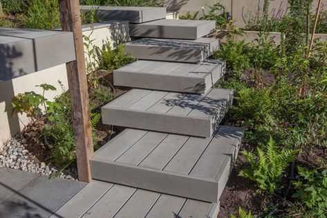 Chunky overlapping floating steps in garden made from composite deck. By Hampshire and Surrey Garden Designer  - Simon Orchard Garden Design Floating Steps, Deck Addition, Decking Ideas, Multi Level Deck, Orchard Garden, Deck Steps, Composite Deck, Garden Stairs, Floating Stairs