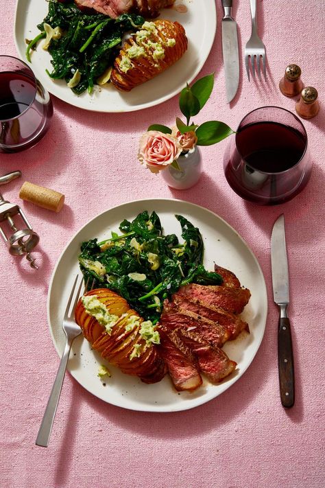 These easy date-night dinner ideas will make it worth eating in. Click through for more romantic dinner for two ideas! #dinnerfortwo #dinnerfortwoonabudget #dinnerfortworomantic #dinnerfortwoeasy #dinnerfortwoathome Romantic Dinner Ideas For Two, Fast Vegetarian Dinner, Easy Romantic Dinner, Christmas Dinner For Two, Romantic Dinner Ideas, Valentines Food Dinner, Dinner Ideas For Two, Night Dinner Recipes, Zucchini Feta