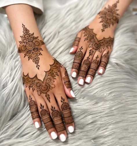 Henna designs Henna Tattoo Design, Henna Hand, Easy Henna, Simple Henna Tattoo, Very Simple Mehndi Designs, Latest Henna Designs, Simple Mehndi Designs Fingers, Tattoo Henna, Design Henna