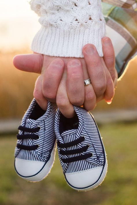 Baby Announcement Shoes, Maternity Shoes, Vom Avea Un Copil, Pregnancy Announcement Pictures, Pregnancy Announcement Photoshoot, Fall Maternity Photos, Maternity Photography Poses Outdoors, Baby Announcement Photoshoot, Outdoor Maternity Photos