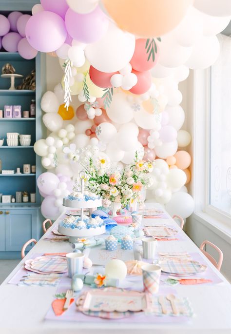 Balloon Decor Ideas, Easter Balloon Decor, Easter Decorating Ideas, Easter Party Ideas, Easter Theme Party, Creative Easter Baskets, Easter Party Food, Easter Gathering, Cookie Decorating Party