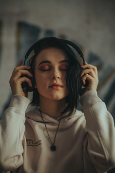 Poses With Headphones, Dj Portrait, Photography Ideas At Home, Wearing Headphone, Fotos Ideas, Artist Photography, Guitar Photography, Solo Music, Music Headphones