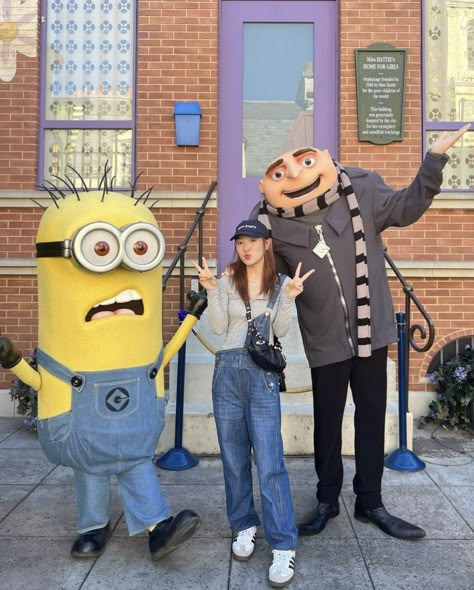 Universal Studios Character Outfits, Universal Studios Photo Ideas, Universal Studios Picture Ideas, Universal Studios Characters, Park Fits, Universal Trip, Disney Board, Photobooth Pictures, Universal Studios Japan