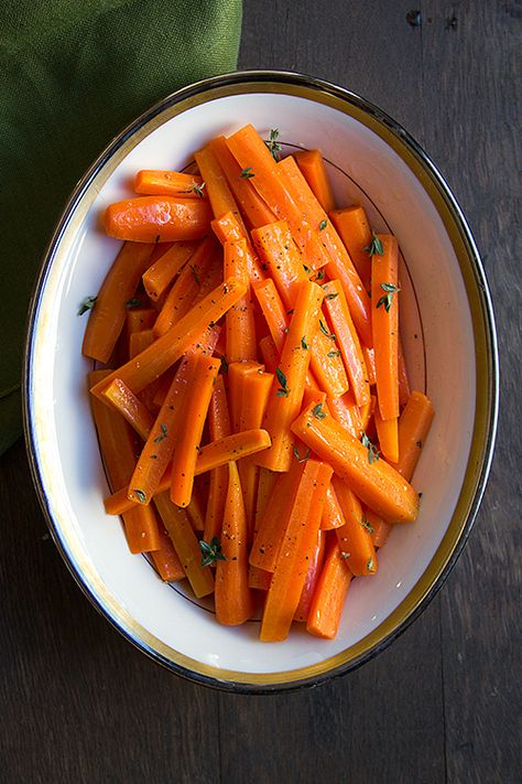 Braising carrots slowly in butter, rather than steaming or boiling them, brings out their natural sweetness. Maple syrup adds a delicate glaze and a rich flavor. Braised Carrots, Maple Glazed Carrots, Glazed Carrots Recipe, Yummy Vegetable Recipes, Maple Syrup Recipes, Glazed Carrots, Carrot Recipes, Syrup Recipe, Thanksgiving Side Dishes