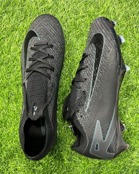 Nike Mercurial Vapor 16 Elite FG Low-Top Black Soccer Boots. Designed for speed and precision on firm ground, these sleek, all-black boots offer a secure fit and durable performance. Perfect for serious players looking to dominate the field in style. Soccer Boots Nike, Rugby Boots, Football Ideas, Shoes Football, Soccer Photography, Soccer Boots, Nike Mercurial, Soccer Cleats, Football Boots