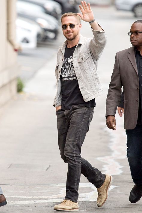 Ryan Gosling in a grey jean jacket. Ryan Gosling Style, Grey Jean Jacket, Ryan Kwanten, Grey Denim Jacket, Ryan Guzman, Denim Jacket Outfit, Jean Jacket Men, Outfits Hombre, Best Mens Fashion