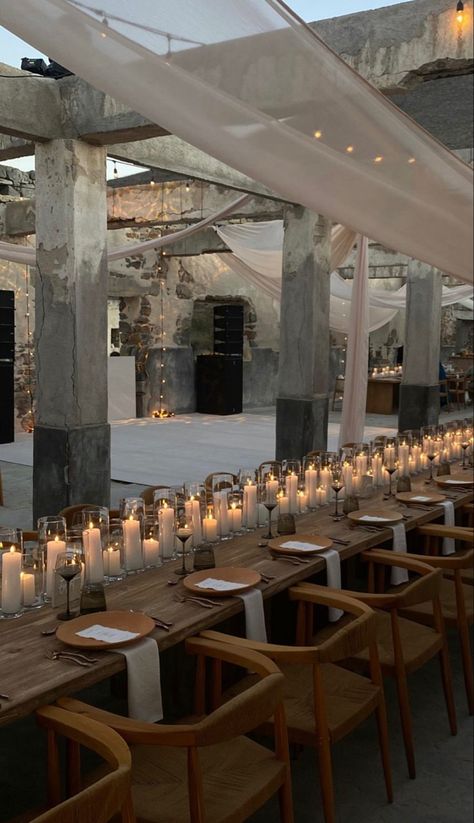 Wedding Reception Hanging Decor, Classic Chic Wedding Theme, Simple Luxury Wedding Decor, Effortless Wedding Decor, Outdoor White Party Ideas, Minimalist Wedding Details, Wood Table Setting Wedding, Classy Woodsy Wedding, Wedding Dinner Party Aesthetic