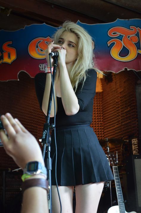 ✧*ﾟ☠❝↫ʙʟɑ¢ҡ ɪƨ ʍʏ ɴeѡ ɑɗɗɪcτ↬❞☠*ﾟ✧ Sky Ferreira Hair, Sky Ferreira Style, American Apparel Tennis Skirt, Sky Ferreira, 2010s Fashion, Girl Crushes, Just Girl Things, Pleated Mini Skirt, Tennis Skirt