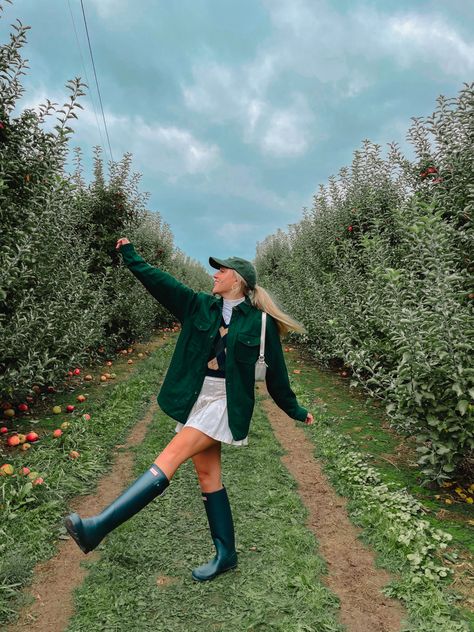 Farm Picking Outfit, Photoshoot Apple Picking, Picking Apples Outfit, Apple Hill Photoshoot, Cute Apple Picking Photos, Apple Farm Outfit, Apple Orchard Photoshoot Outfit, Apple Picking Photoshoot Friends, Apple Orchard Poses