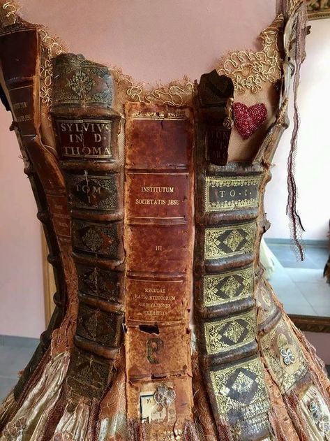 Dress made from book spines. Made by French designer Sylvie Facon. - fashion post - Imgur Sylvie Facon, Moda Steampunk, Istoria Modei, Mode Steampunk, Steampunk Tendencies, Book Dress, Idee Cosplay, Vintage Book Covers, 다크 판타지