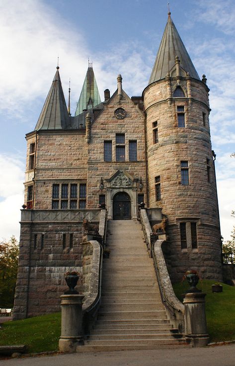 Hohenzollern Castle, Bodiam Castle, Leeds Castle, Small Castles, Castle Pictures, Old Castle, Castle Mansion, Cathedral Architecture, Neuschwanstein Castle