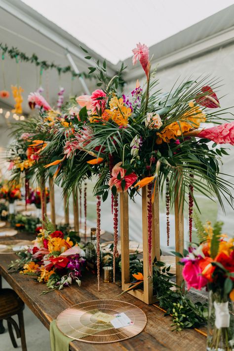 Tropical Wedding Centerpieces, Tropical Centerpieces, Tropical Wedding Theme, Tropical Wedding Decor, Palm Wedding, Jamaica Wedding, Tropical Wedding Flowers, Fiesta Tropical, Wedding Vendor