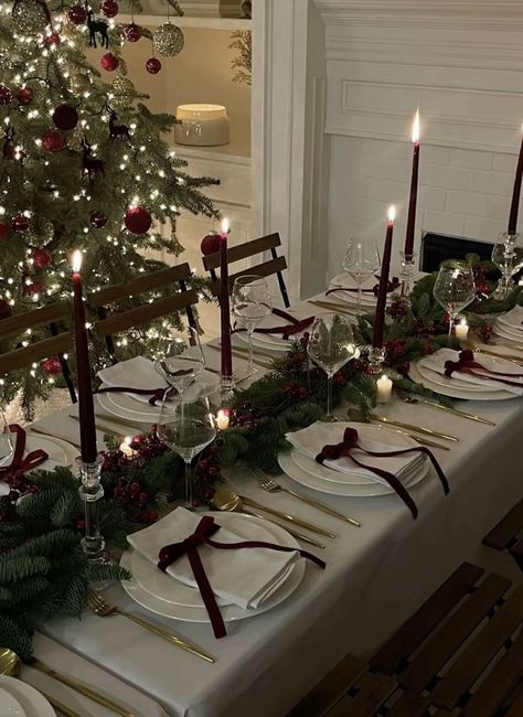 Burgundy Dinner Table Decor, Christmas Elegant Table Settings, Christmas Dinner Table Settings With Food, Christmas Tree With Burgundy Bows, Christmas Plates Setting Holiday Tables, Friendsmas Table Decorations, Burgundy Xmas Decor, Christmas Dinner Setting Ideas, Bow Christmas Table Decor