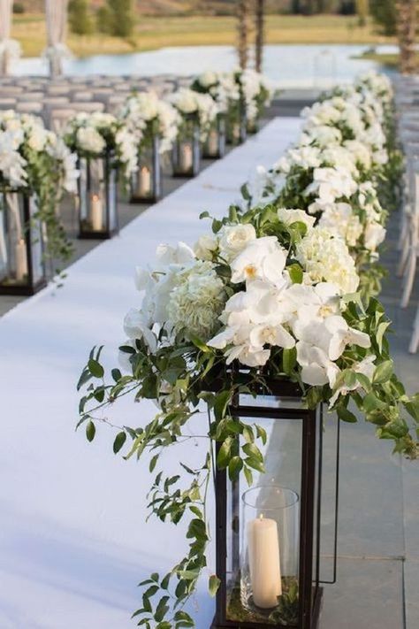 Ceremony Flowers Aisle, Wedding Church Aisle, Wedding Walkway, Lanterns Wedding, Church Aisle, Flowers And Candles, Romantic Rustic Wedding, Tafel Decor, Church Wedding Decorations