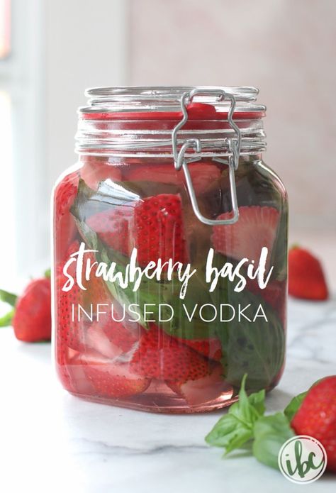 Infused Liquors, Vasos Vintage, Strawberry Vodka, Strawberry Basil, Vodka Cocktails Recipes, Vodka Recipes, Infused Vodka, Summer Cocktail Recipes, Easy Homemade Recipes